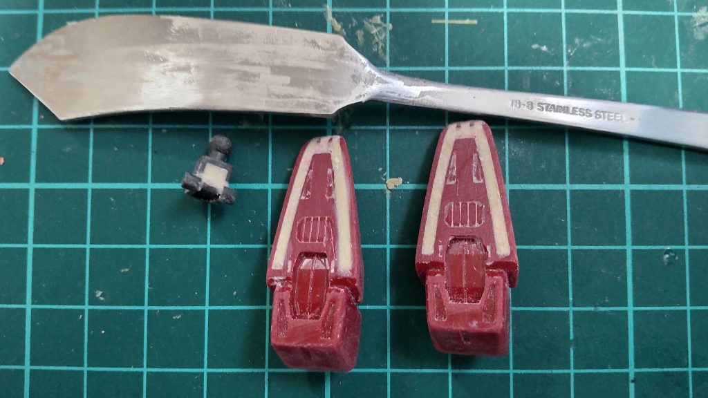 足の裏は空洞があったのでパテで埋めております。