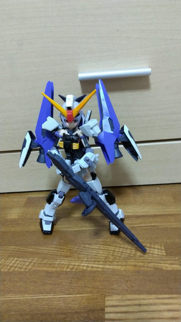 スーパーガンダムちゃんはロングビームランスを装備した！しかし、重すぎてスーパーガンダムちゃんの細腕では持ち上がらない様子……。スーパーガンダムちゃん「重たい……！も……！持ち上がらない〜〜っ！！」