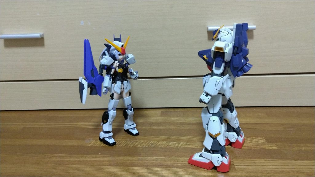 そして、新装備を兄、MGガンダムMk-Ⅱに自慢するスーパーガンダムちゃんスーパーガンダムちゃん「お兄ちゃんみてみて、私の新装備！凄いでしょ、でも少し後ろが重たいんだよね〜。」