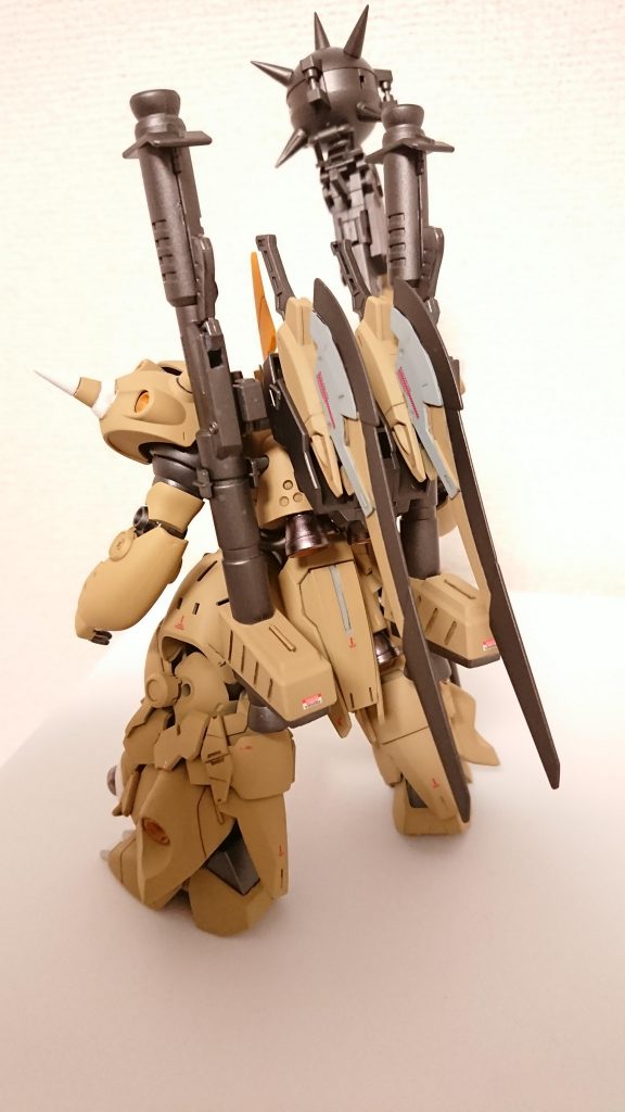 主にアーマー部はRGサザビー腕部パーツを使用。