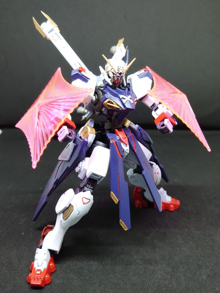 ビームシールドクロスボーンガンダム系統のビームシールドを両腕に搭載。２つを展開させ防御しつつビームシールドで殴りつける脳筋プレイも可能である。