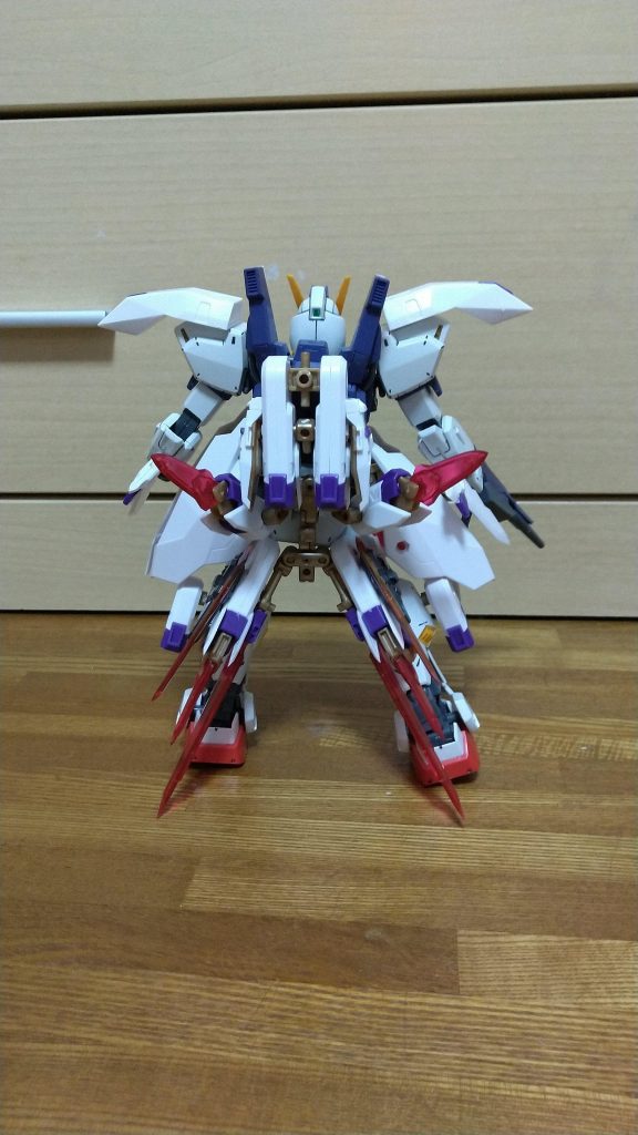 後ろはこんな感じ。設定としては、新たに組み込まれた新型サイコミュシステム、MEGAMIにより各パーツに取り付けられているサイコブレードと呼ばれる剣状の武器をファンネルのように操るという設定です。