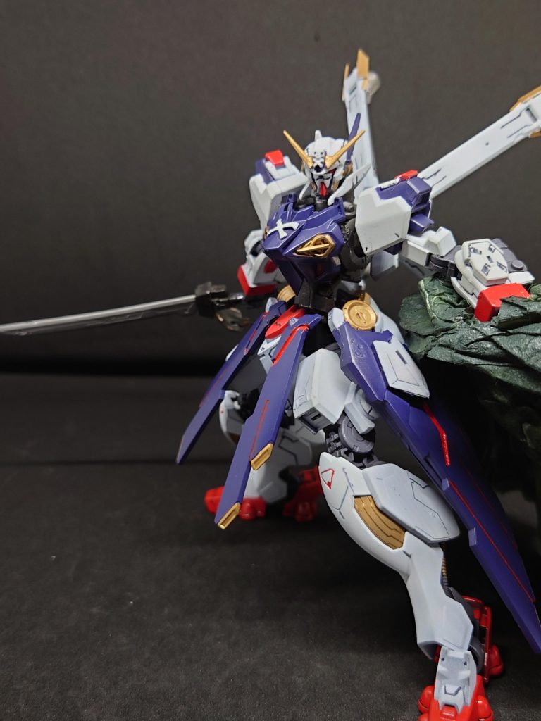 ABCマント改クロスボーンガンダムでお馴染みの武装ビームを防ぎ少し改良を含めて実弾も防ぐように改造し防御性を高めた、しかし強力なビームは一発で剥がされるのは変わらない。