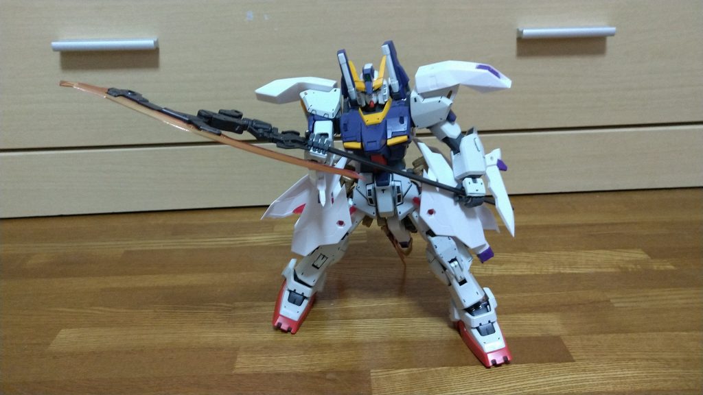 さらに専用武器であるゲッター……ベリルトマホークも装備。この武器もサイコミュシステムに対応しており、ぶん投げた後、自在に操る事ができる他、ビームすらぶった斬れるというとんでも設定。