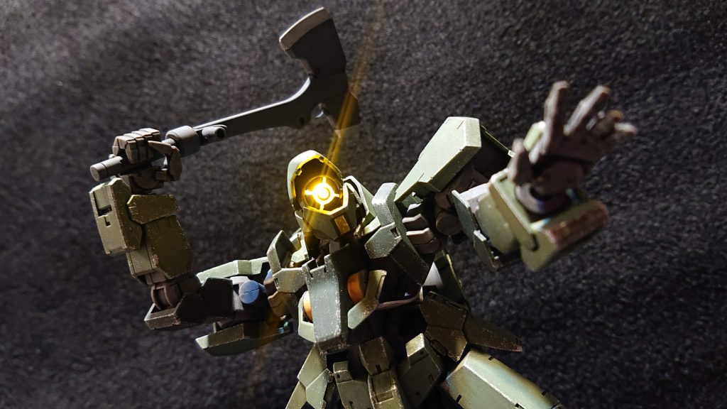 頭部球体パーツはおゆまるくんでとった型にレジンを流し込んで複製してクリアーパーツ化し、フレーム内を通したLEDで光らせています。