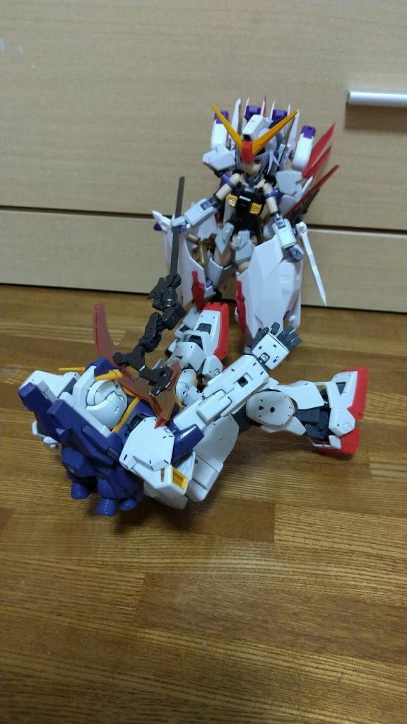 Mk-Ⅱちゃん「妹をいきなり押し倒すような変態は一度死んだほうがいいと思わない?お兄ちゃん」殺意に満ちた冷たい目で兄を見下すMk-Ⅱちゃん。兄「ま……、まってくれ!あれは出来心で……!話せば分かる、話せば……!」そんな妹をなだめようとする愚兄。