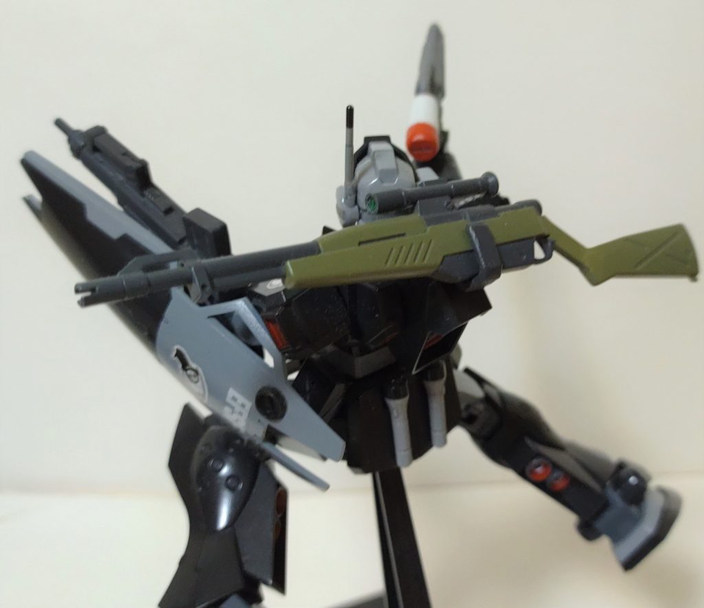 狙撃用ライフル用ラッチはMGジムのように横づけも考えましたがいまひとつ収まりが悪いので背中にまっすぐ取り付けました。偶然ですがHGUCイフリートのショットガン取り付けラッチがこの狙撃用ライフルにぴたりと合います。