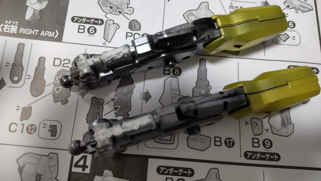 足のピストン風の部分の合わせ目が思ったよりも目立ったので後々で合わせ目消しを行いました。