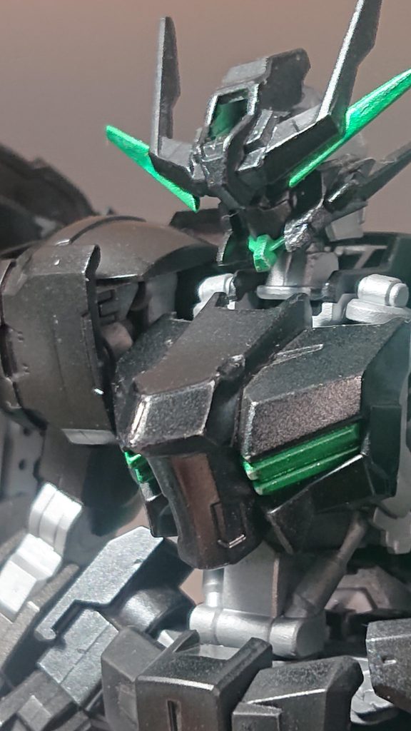 鉄血のオルフェンズシリーズにあるナノラミネートアーマーではなくSEEDに登場するブリッツガンダムやアストレイミラージュフレームが保有するミラージュコロイドを搭載している設定でつくりました。戦闘スタイルは隠密からの奇襲を行い迅速に相手を倒す戦闘がメインです。