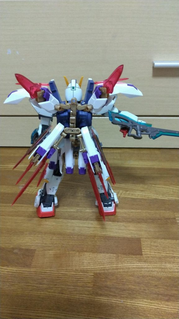 後ろはこんな感じ。設定としては、宇宙世紀0093……シャア・アズナブル率いるネオ・ジオンによる地球寒冷化作戦が行われようとしていた時期、何処かに格納されていたというガンダムMk-Ⅱを偶然発見。本機をネオ・ジオンに対抗する戦力として改造が行われ、グリプス戦役時に開発されたという謎の新装備、九尾を改良。そして新たにサイコ・フレームを搭載し、開発された機体。