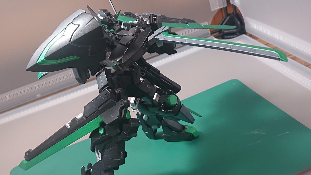 武装紹介に行きます右腰部に専用高周波太刀そして右肩にはライトアウトシールドを装備、この装備は混戦時に任意で発光し目眩ましで相手の隙を作る武装、なおシールドの裏側に汎用ナイフを二本携帯している