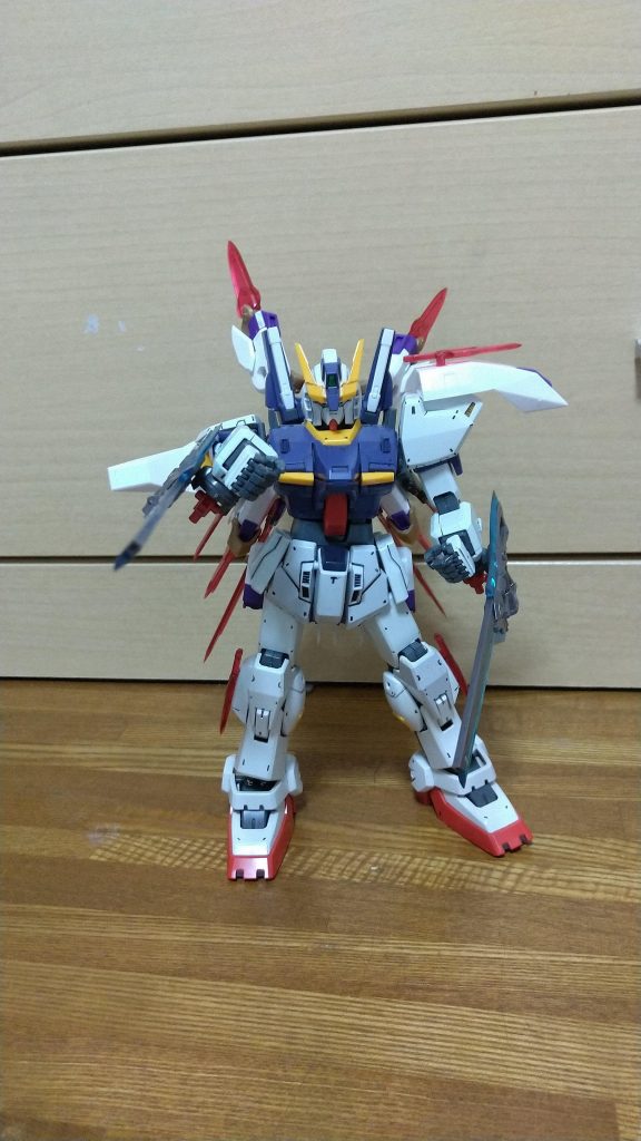 両腕部には新たに銃剣一体型の新兵装、ベリルショットランチャーを装備。どこから調達したのか出処は不明ではあるが、出力調整をすることで通常のビームライフル並の威力からビーム・マシンガンのような連射、さらにはハイパーメガ粒子砲並の威力を撃てるという謎兵器。