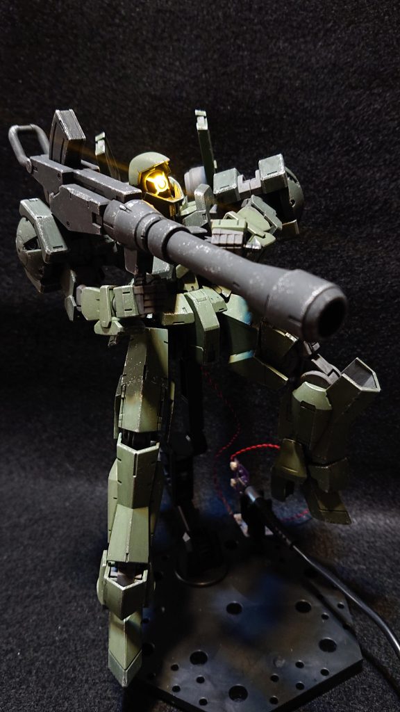 塗装等はスミ入れと色が足りない胸の黄色いパーツの蓋部分と武器の刃、装甲裏面のみでつや消しスプレーを吹いた上からウェザリングカラーのフェイスグリーン、マルチホワイト、マルチグレーでウェザリングを行い、装甲のみシルバーでチッピングを行いました。ウェザリング仕上げは手間がかかりますが、ゲート処理の失敗や工作の傷が無塗装でも隠せる上に、リアリティが出ておもちゃ感がなくなります。