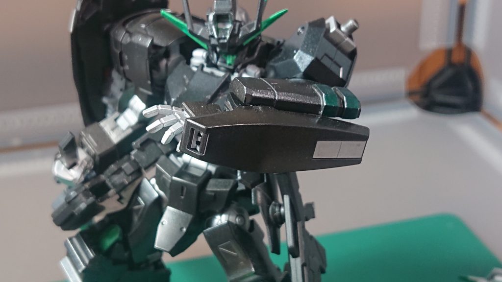 左手腕には拠点妨害型デバイスとビームサーベルを二本内臓した小盾を装備