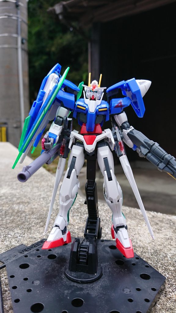 性能はダブルオースカイと同等だが肩にあるソードピッドで敵を翻弄して戦う。