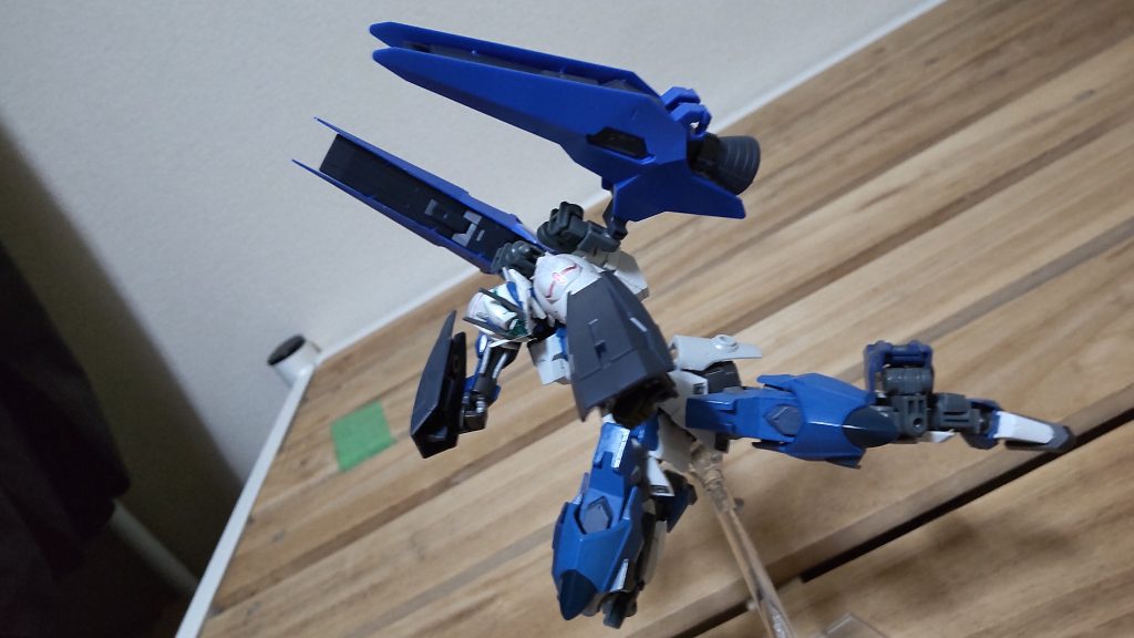 背部のシールドを持たせてこのまま殴りかかっても違和感なさそう