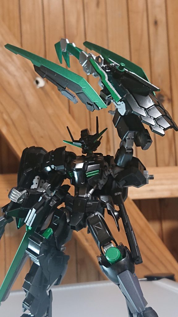 そして目玉武装は左肩に装備された複合兵装でもある「オルトロス」この装備は普段は攻防一体の兵装で完全武装を行うことで大型の爪のように変化し相手を容赦なく引き裂きにかかる兵装ですそして一部パージを行うことで爪部を剣のように扱うこともできますあと補足で左腰武に百練が持つマシンガンを携帯