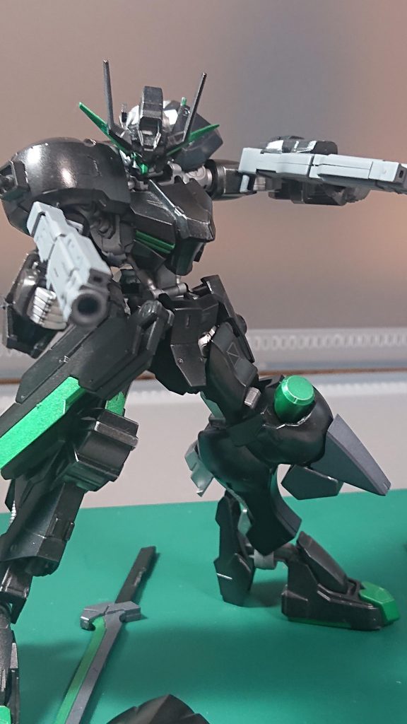 背部にコンポジットガンを二丁装備