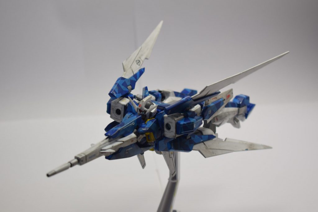 ストライダー形態。迷彩部分と白色部分がまとまって統一感が出ています。速そう(小並感)