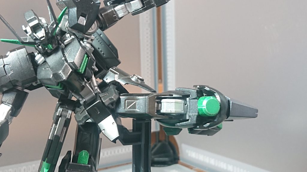 左膝には膝蹴りをした際に瞬間的に衝撃波を出すことで機体内部にダメージを与えたりできます。可変機体はこれを喰らうと一時的に変形できなくなってしまいますそして膝の先端にアンカーも装備