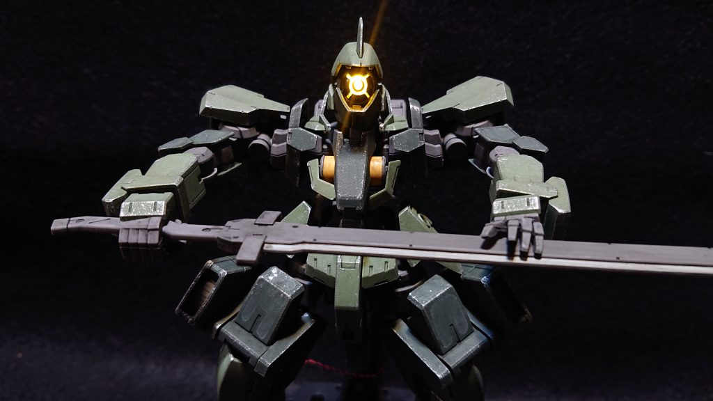 平手パーツは無気力な感じがしましたので、左手だけ指をカットしてから角度を付けて、真鍮線で補強しつつ接着しました。