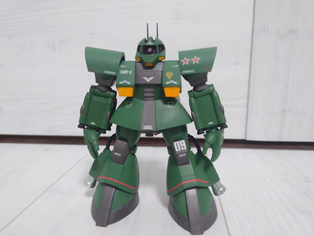正面、全面から。マーキングは肩アーマーの星だけ付属のデカールから、それ以外はガンダムデカールの中から選んで貼り付けました。モノアイは再販されたビルダーズパーツのサイトレンズから。
