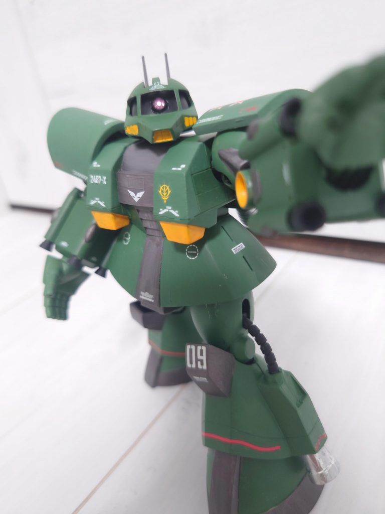 この機体は基本的に瓶生の塗料で筆塗りしました。かなりムラは出ますが、つや消しのトップコートを吹くことである程度は抑えられます。(遠目で見れば問題ないはず)