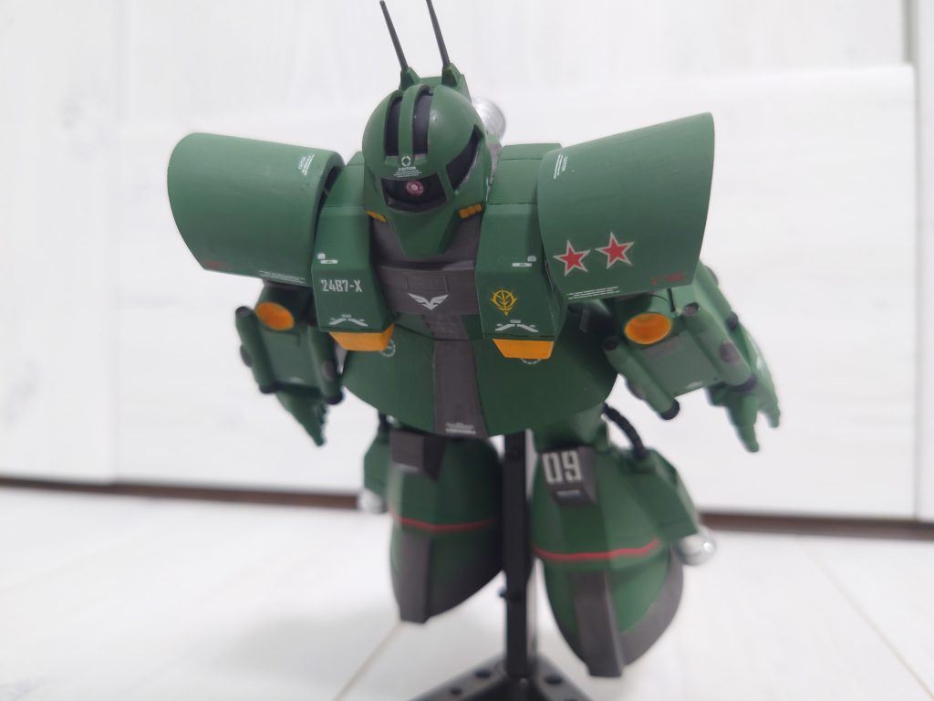 この旧キットを選んだ理由は、まずHGにて発売されていないこと。一部の機体はまだ旧キットが最新、という状態のものがあります。これもそのうちの一つです。次の理由がプロポーション、そして付属品が無いこと。若干胴が短いかなー？とは思いましたが、まだまだ通用するプロポーションだと思いました。そして手持ちの武装がないことで本体を組み立てるだけで終わることができます。要するに楽をして作りたかった訳です。程よく楽をするのは大事だと思います。