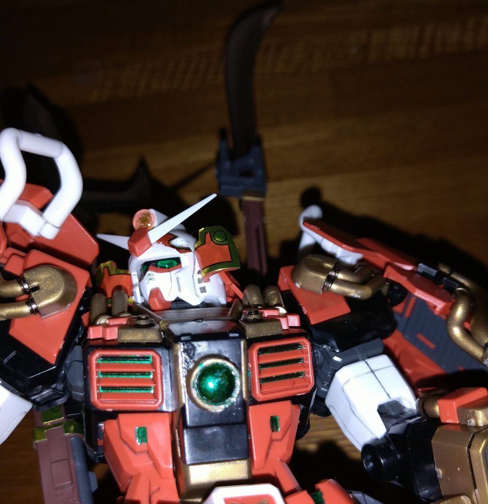 胸部のダクトに見え隠れするゲッター炉心。アップで撮るとやや粗が目立つ……。暴走したり、火星に勝手に飛んでいったり、敵機や核ミサイルを取り込んだりと色々と滅茶苦茶な事をやりかねない機体。「真」繋がりでww脳内設定では、武者頑駄無にゲッター炉心を搭載すると、なんということでしょう~、武者頑駄無が真武者頑駄無に進化したではありませんか!……と勝手に考察してみるww