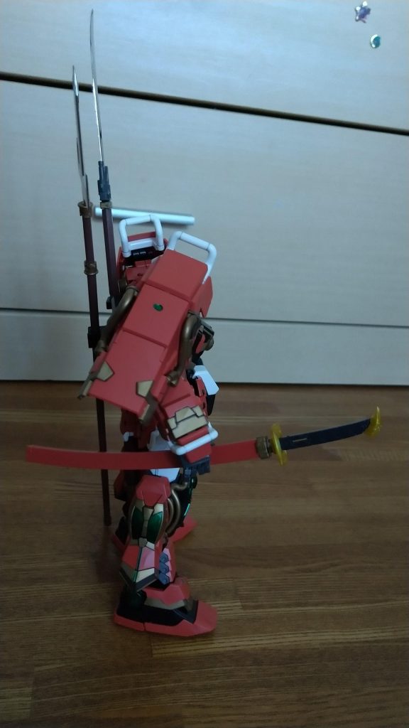 ついでに日輪丸も進化。ガンダムアストレイレッドフレームのガーベラストレートの柄を使っています。すると、手の平の突起にぴったりとハマり保持力抜群!ただ、進化の弊害か、鞘に完全には収まらなくなりました。