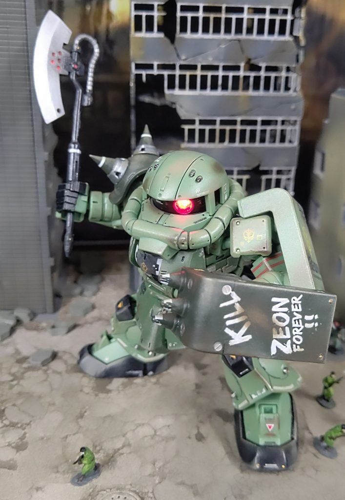 脳内設定(妄想)連邦の新型が登場する度、既存のザクでは性能面において遅れを取るようになってきた。ザクII F型はその最たる例。当初エース機として配備されたFS型もその例に漏れず、更に故障の多さから敬遠され倉庫で埃を被る事も多い機体であった。地上ではジャブロー攻略戦が失敗し、ジオンはMSを始めとした地上戦力の多くを失った。地球からの脱出にしても援護なしでは厳しい状況に追い込まれた地球進攻軍からの要請に倉庫に眠っているような機体をかき集め送り込んだ機体群の一つにMS-06FSがあった。