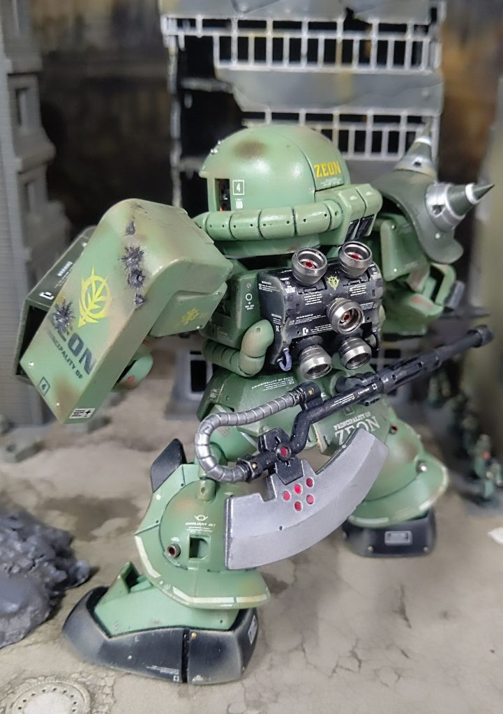 見にくいですがバックパック等にフック系を幾つか取り付けもしました。後、各所メタルバーニアの中心部分にもメタルレッドでカラーリング。肉抜きは後頭部以外はそのままなのでいつかどうにかしたいですね。パテを使ったことが無いのでまずはこの肉抜きから始める事になるでしょうねぇ。