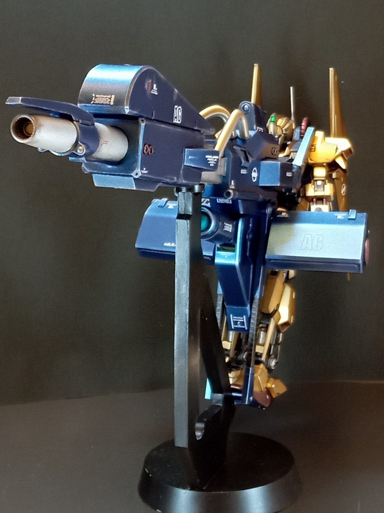 ほんとに大変でした、ガレキ。。青は、クレオスのGXメタルダークブルーを使いました。