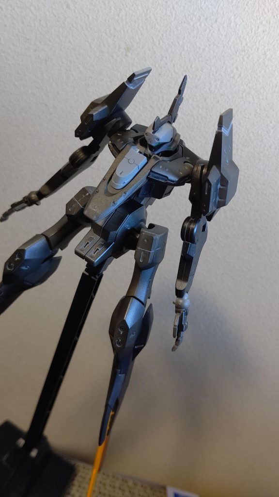 左右の膝は蛍光ピンクとグリーンでナビゲーションライトとして。実機のF35も低輝度でついているらしい