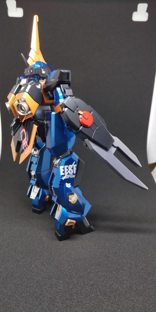 お気に入りのデカール。地球連邦宇宙軍のマーキングを残したまま斜線で消すのがティターンズっぽいかなと妄想しながら貼りました(*^^*)