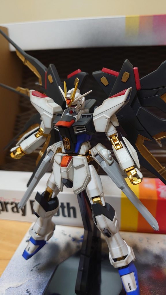 形成色仕上げで塗装し、羽内部もゴールドで塗装しました。ウェザリングマスターを使って少し重厚感を出してみました。