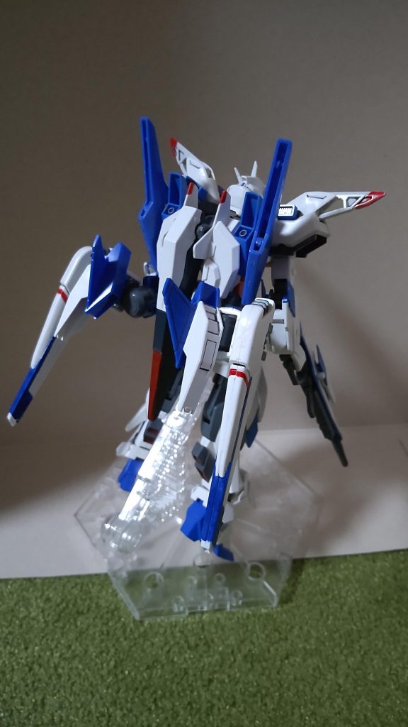 バックパックはユニバースブースターをベースにAGE-FXのスラスターやZのスタビライザー、F91のヴェスバーなどをつけています。