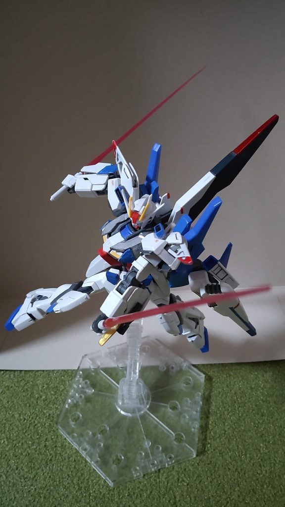 ちょっとだけアクションポーズ。ビームサーベル二刀流で突撃です。他にも肩部にビームブーメランを装備しています。