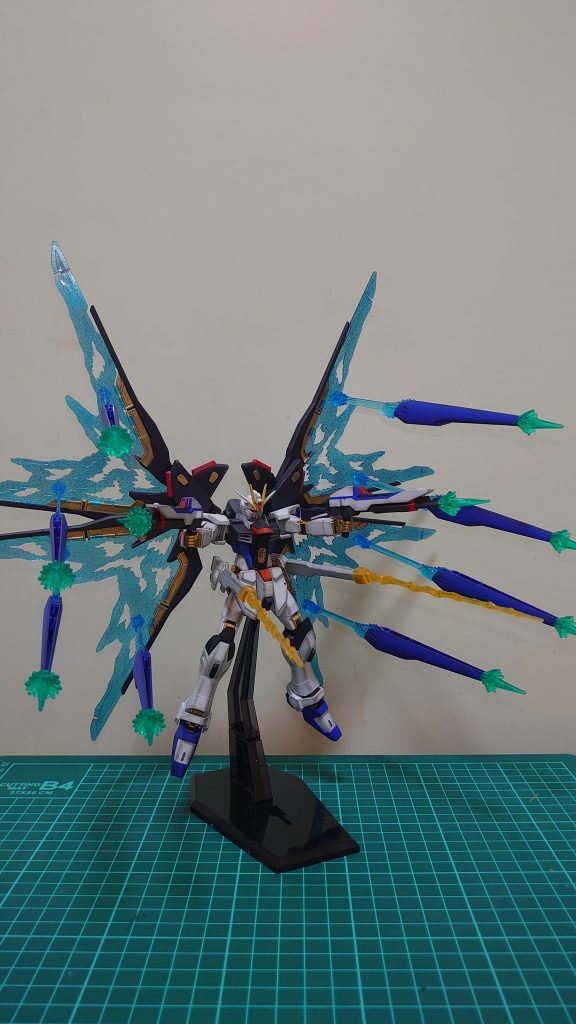 実はこれ光の翼エディションなのでフルバーストすると迫力満点です！関節部分は純正でメッキ仕様なので手は加えませんでした。