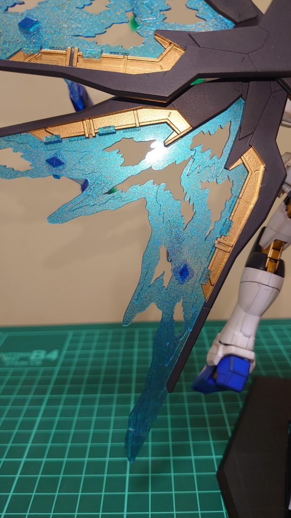 光の翼は通常クリアですがガンマカのメタブルーとゴールドを粗めに吹き付けて塗装し、キラキラ感を出しました。