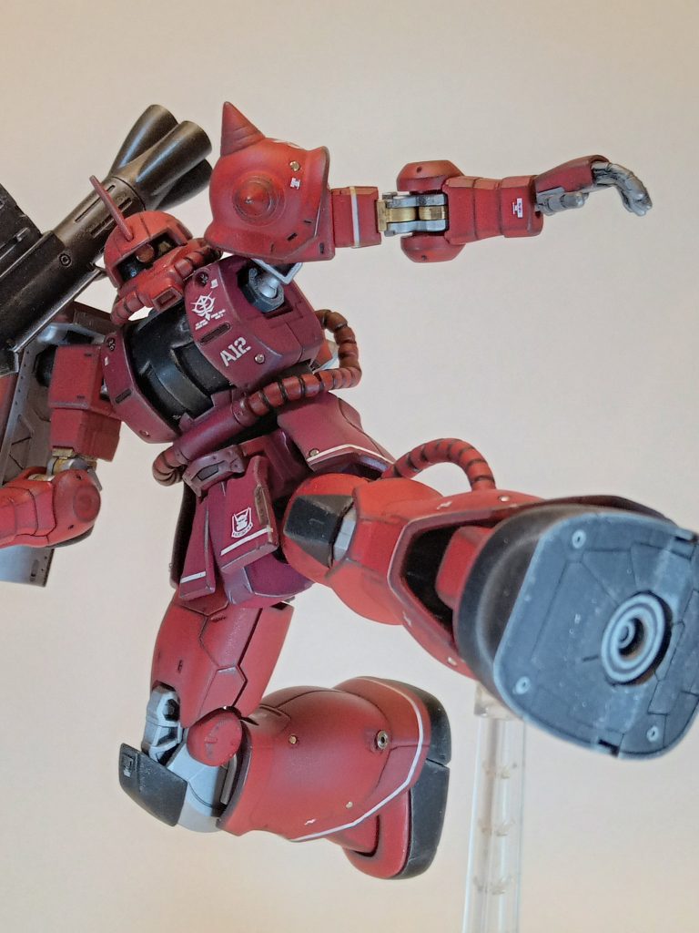 シャア専用ザクと言えばキック、、、だけどザクマシンガンは作ってないのでバズーカ装備。。