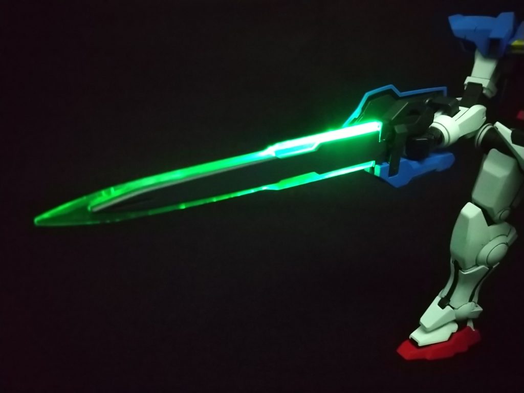 シールド内部に電池を仕込んで、ライフルの先端にLEDを配置して、展開時に刀身に光が行き渡るようにしました。刀身のグレー部分は透けないように裏側を黒とシルバーで塗ってあります。