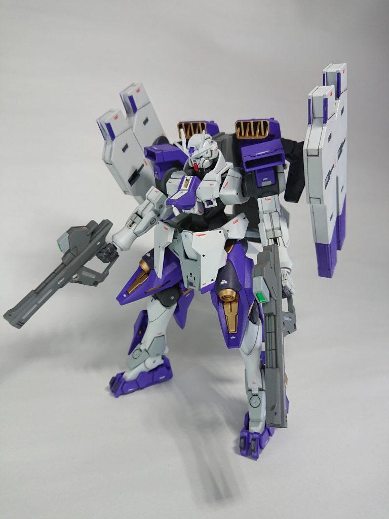 背面の武装は取り外し可能です。この武器はビームバズーカだそうです。 初めて知りました。