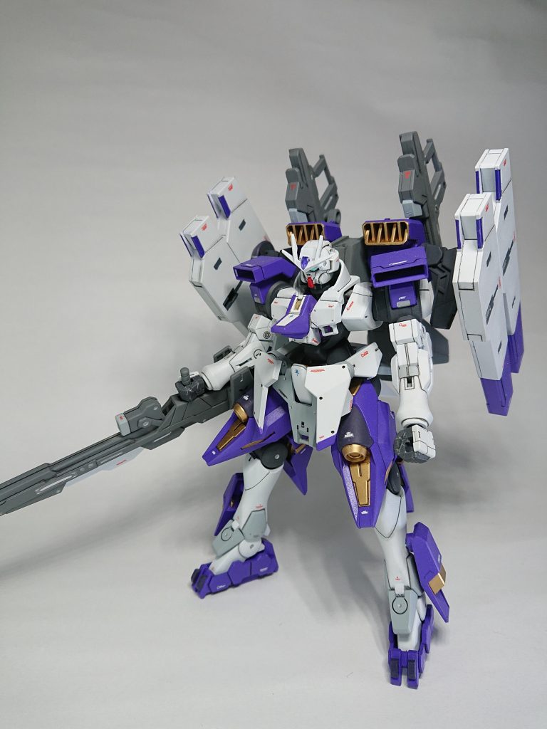 正面カラーリングはアイズガンダムを参考にしています。正面は胸部、脚部、各部接続部等を改造しています。ディテールアップしてありますがジンクスらしさを残すためにスジボリは少なめにしています。