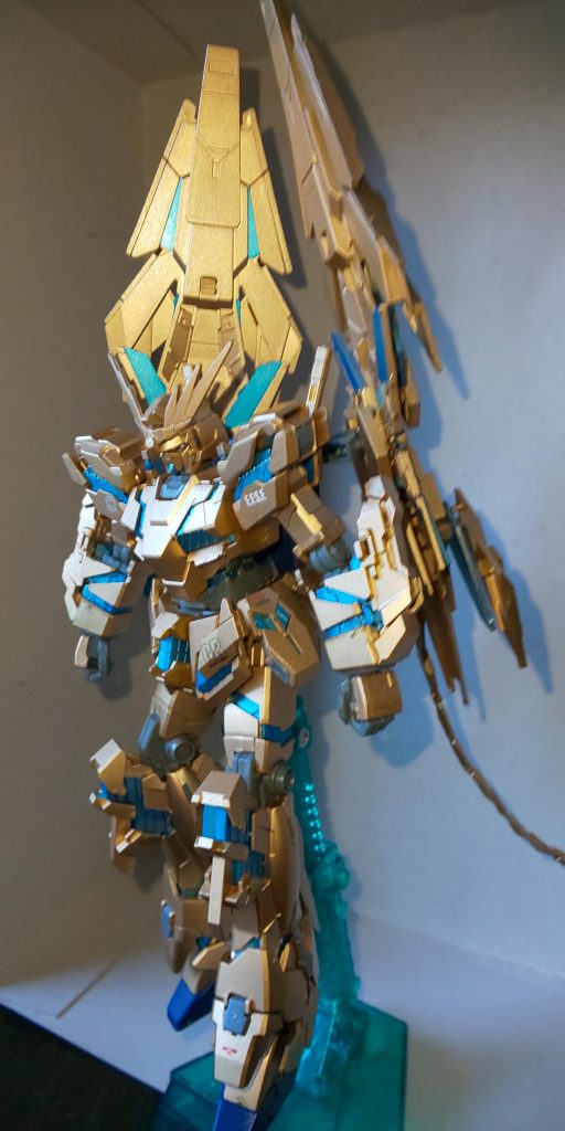 サイコフレームはシルバー塗装の上から、タミヤのクリアブルーです。