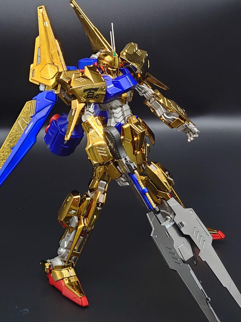 その他のパーツは、金メッキに合わせてガンメタや、ガイアノーツのプレミアムレッドや、プレミアムブルーなどで塗装しました。