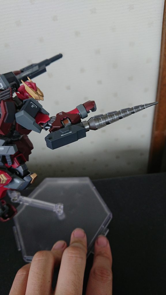 腕部ドリルニー右腕に装備されている近接武装。先端部が回転式の刃になっておりそれでMAの装甲を貫いて攻撃したり回転式の刃を利用してビーム攻撃を防ぐことも出来る。