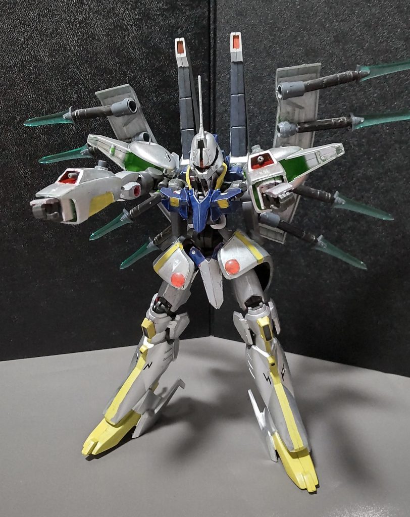 ○メガビーム砲両腕に内蔵されている。射程も結構あるので、手持ちの武装が破壊されても、まだこれで十分対応出来る。