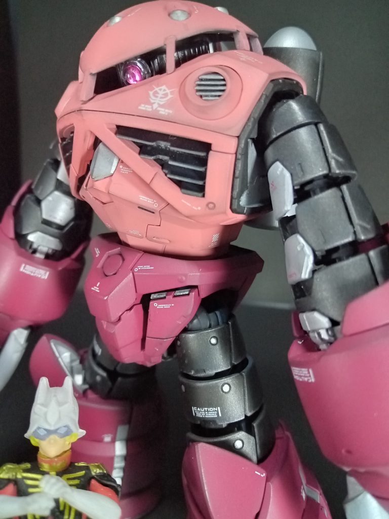 RGはほんとによく出来てて、塗り分けも楽です。シャアはガチャガチャのやつだったはず。。。