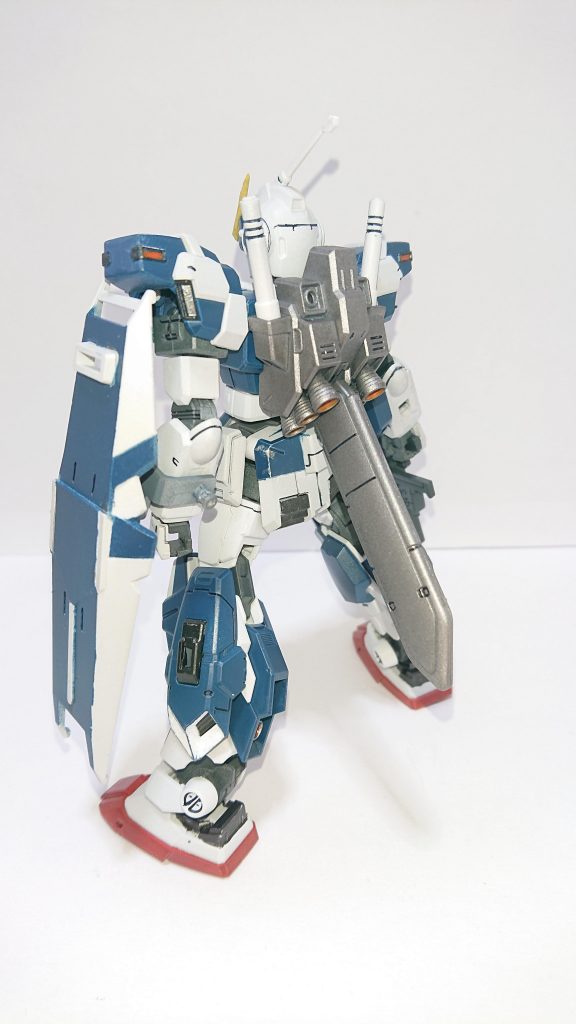 肩アーマーや脚の、青、白のパーツはしっかり分割されていて、キットのクオリティの高さを感じます。